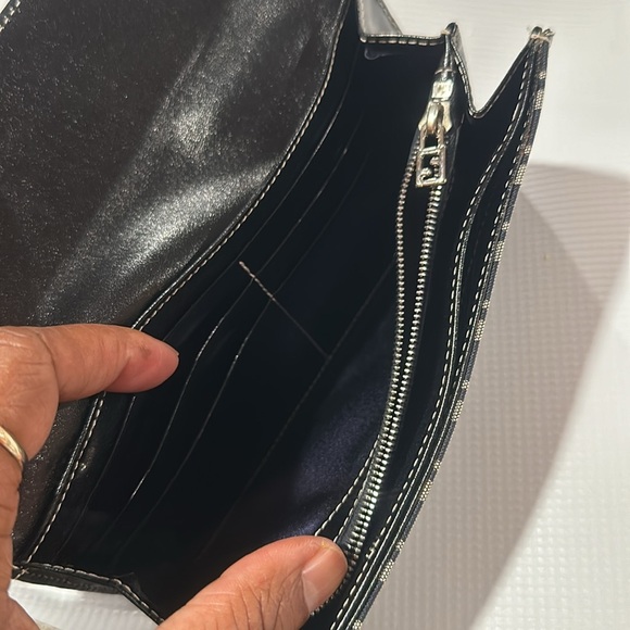 Fendi authentic with code - Picture 6 of 9